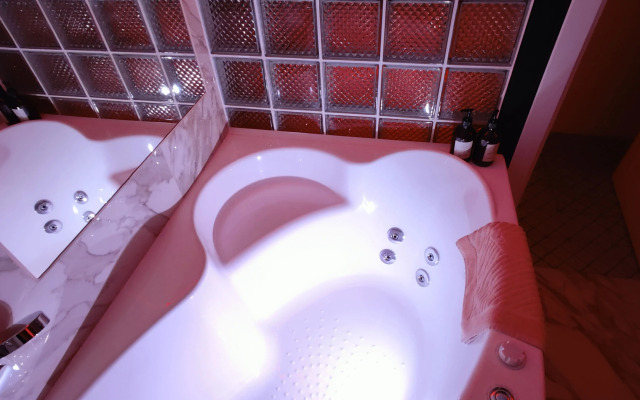 Апартаменты ZenApart с джакузи и камином