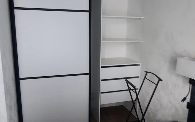 V 2 Minutah Ot M. Oktyabrskaya Flat