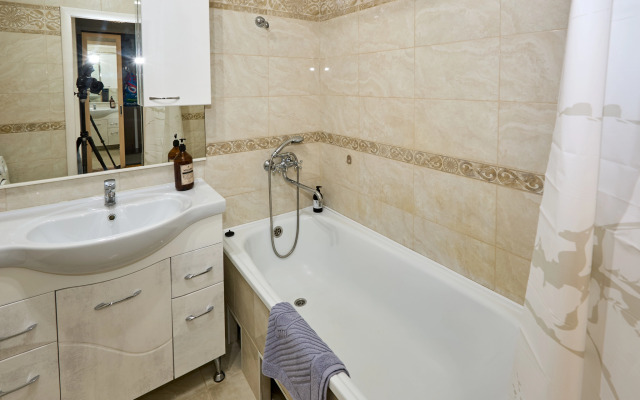 Квартира с диваном на кухне и балконом на Байбакова 2