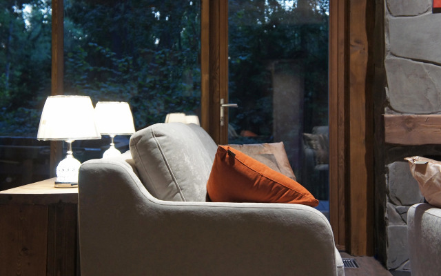 Шале с камином и джакузи в лесу