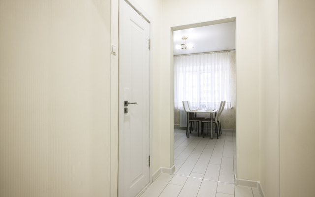Prostornaya Dvuhkomnatnaya v Pyati Minutah ot Metro Flat