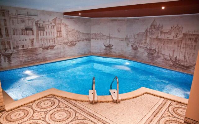 Avrora Hotel