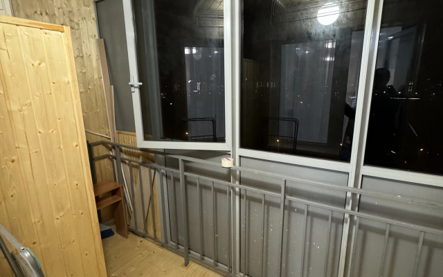 V Centre u Metro s Igrovoj Pristavkoj Flat