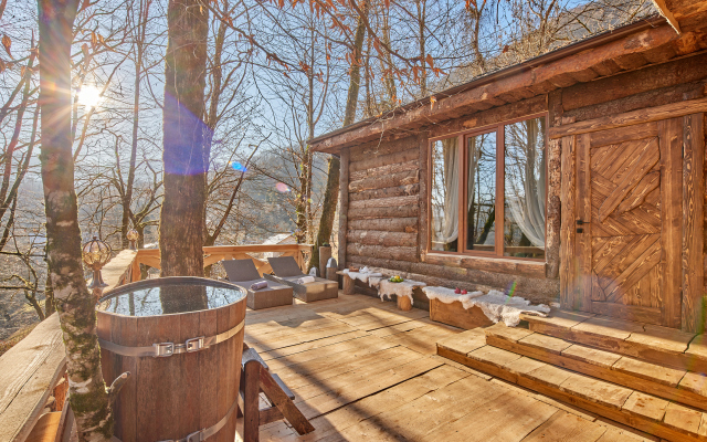 HILLS1200. Residence. Glamping. Bany.
