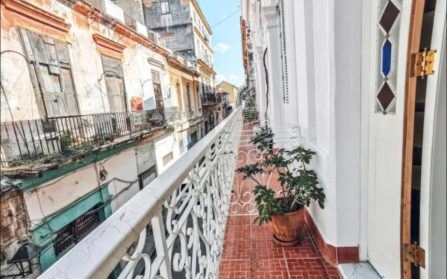 Апартаменты Эль Колониаль с балконом в Старой Гаване