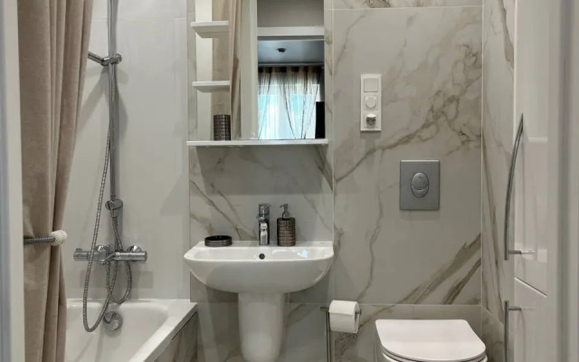 Trekhkomnatnaya na Shesterykh s Konditsionerom Flat