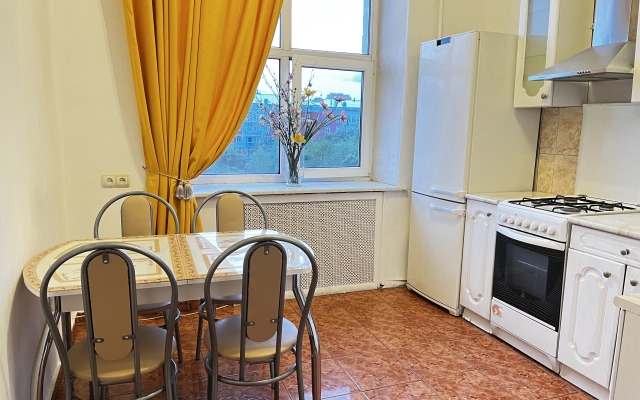 Na Leninskom S Balkonom Flat