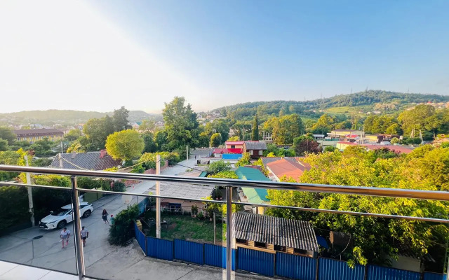 Chetyryokhmestnye apartamenty s balkonom ı basseynom na territorii Apartments