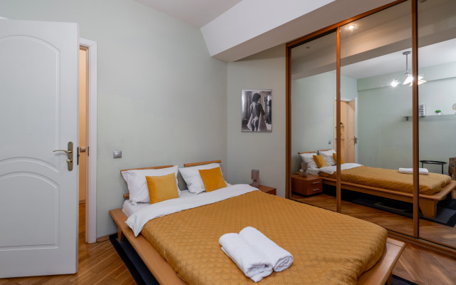 Prostornye Ryadom S Ploschadyyu Pobedy Apartments