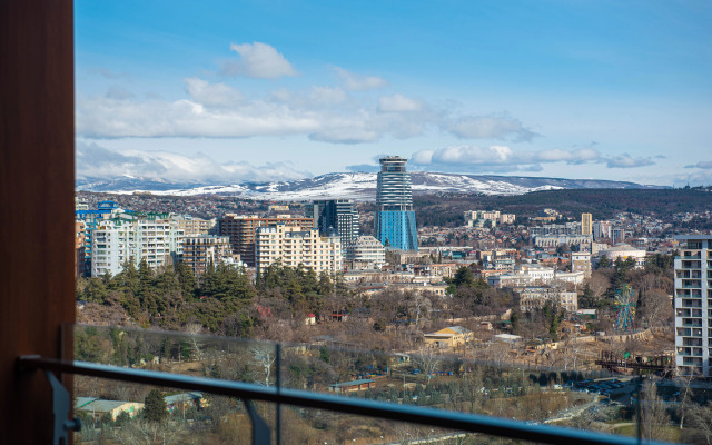 S Prostornoy Terrasoy i Vidom na Park Apartments