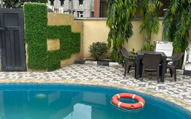 Отель Signatious Suites