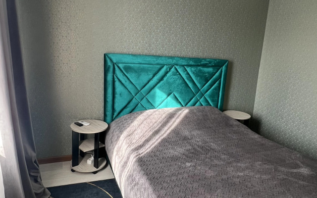 Uyutnaya s panoramnym vidom na gorod u morya Flat