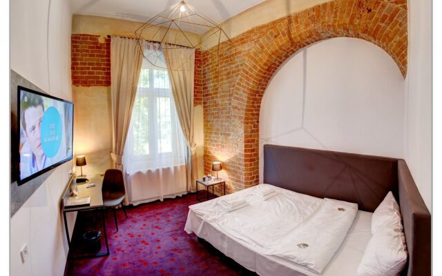 Arche Koszary Hotel