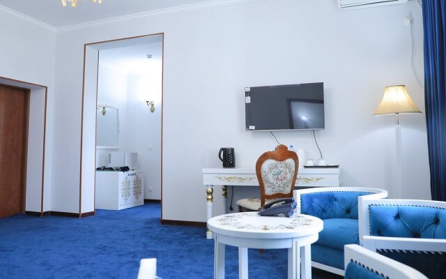 Отель Maqom Plaza