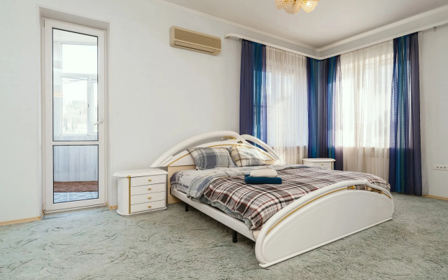 Pyatikomnatnaya V Tsentre Yalty Flat