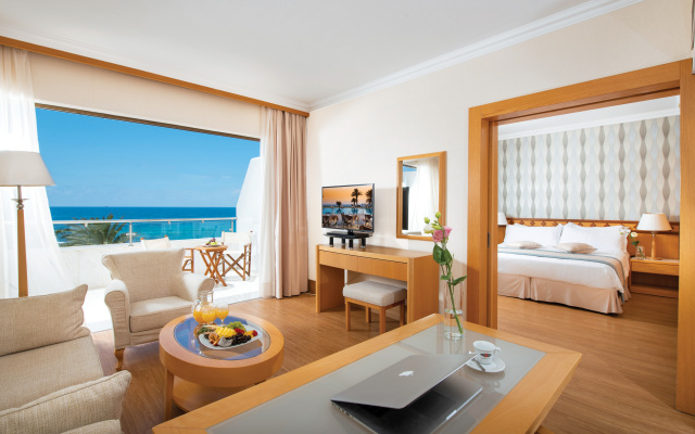 Constantinou Bros Pioneer Beach Hotel