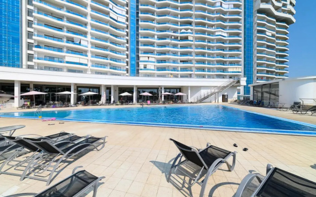 S Dvumya Terrasami I Basseynom Flat