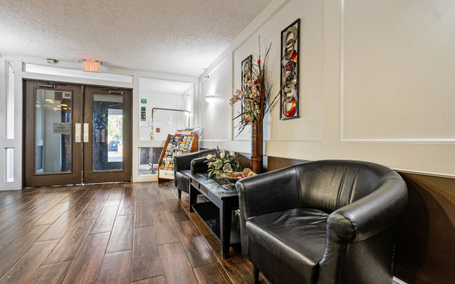 Отель Coratel Plus Suites Wichita West Airport