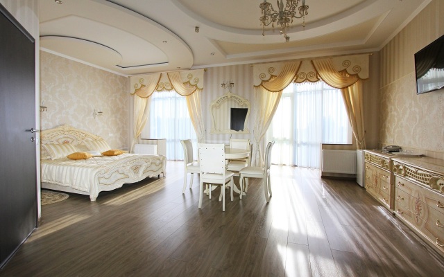 Monarch Hotel