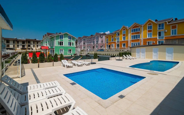V Klubnom Komplekse s Basseynom Flat