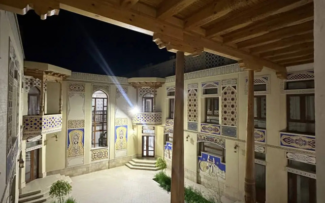 Ayvan Plaza Hotel