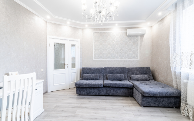 Dvukhkomnatnaya Apart-Oteli v shagovoy dostupnosti ot parka Galitskogo Flat