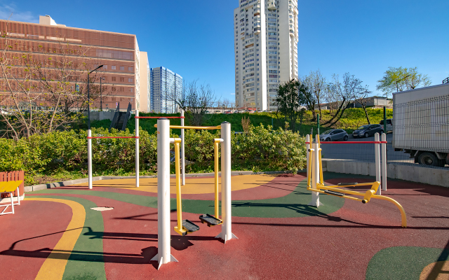 Апартаменты на высоком этаже, рядом с театром и мостом, недалеко от центра. Фастовская 29.