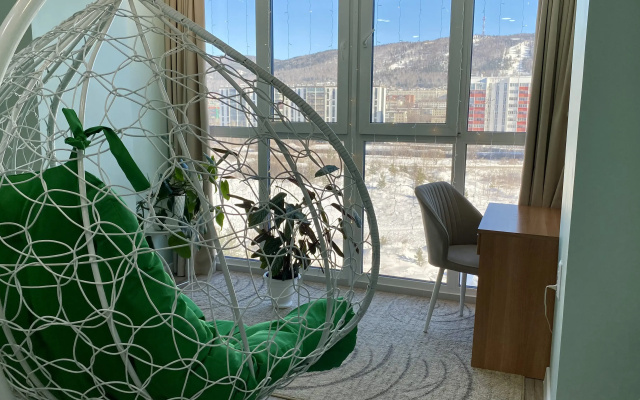 Апартаменты Горное Озеро Центр у Реки Гостиная 30 м², Спальня 25 м², Балкон, 2 кровати, Smart TV 85''