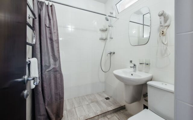 Peak Season 3 Apartments