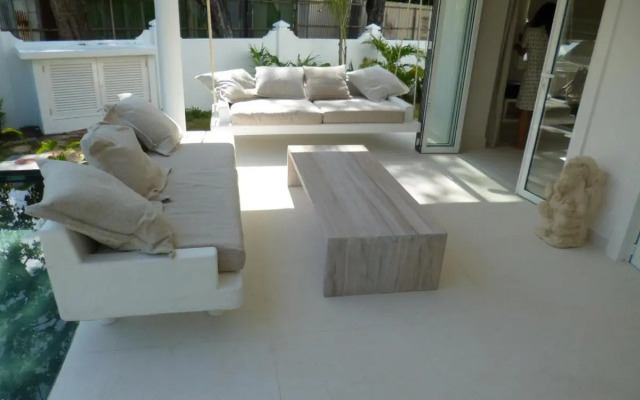 Mimi Beachfront Beau Vallon Villa