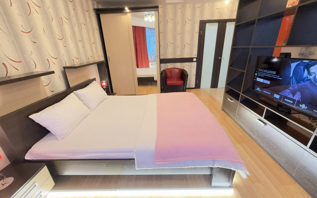 Tut Khorosho Na Surikova 53a 2 Flat