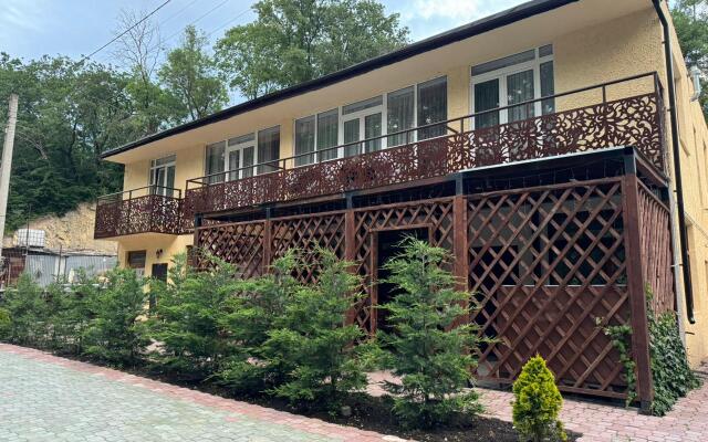Gostevoy Dom Biryuzovy Guest House
