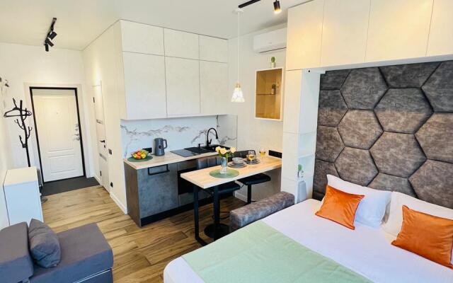 Studiya S Dizaynerskim Remontom S Baseynom I Balkonom Apartaments