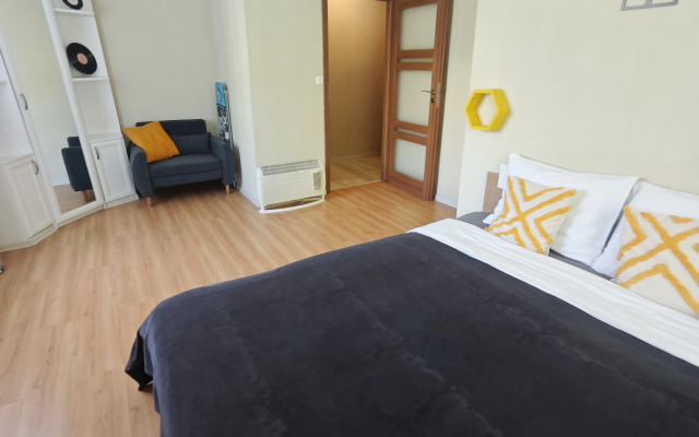 Uyutnoe mesto u Rybnoj derevni Flat