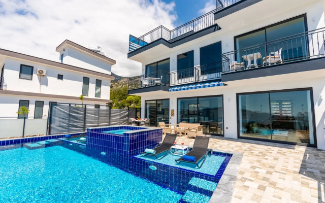 Вилла Modern Villa Overlooking the Sea