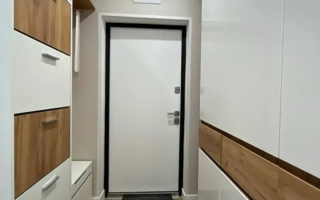 Trekhkomnatnaya na Shesterykh s Konditsionerom Flat