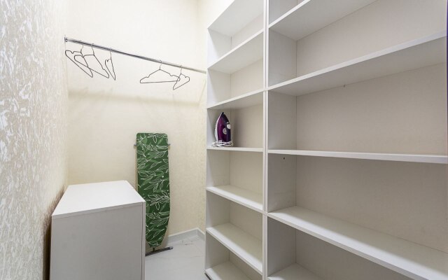 Kolibri Ryadom s Parkom Galitskogo Flat