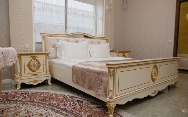 GUSTO Hotel