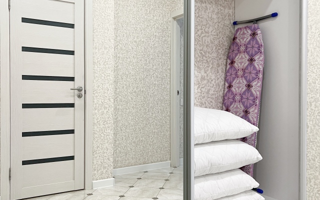 U Kremlya I Chashi Flat