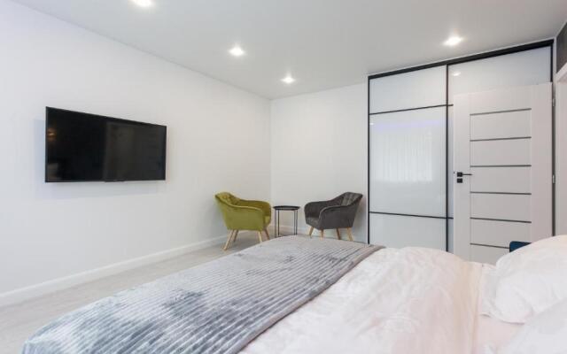 Tryohkomnatnyj Lyuks, centr, ploshchad' Pobedy, CHernyahovskogo 10A, Kolibri#10A Apartments