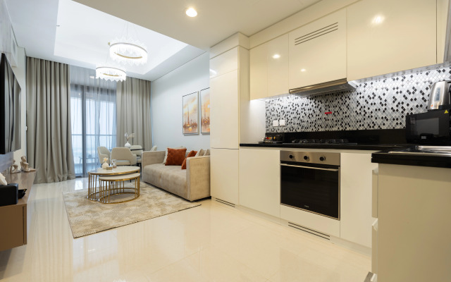 Apartment Keyrock Living: Dubai Oasis w/ Balcony Views