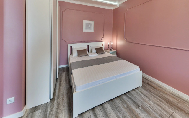 V Tsentre Astanyi s Vidom iz Okna Apartments