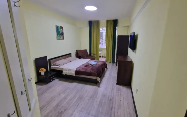 Апартаменты на улице Пушкина, Макатаева