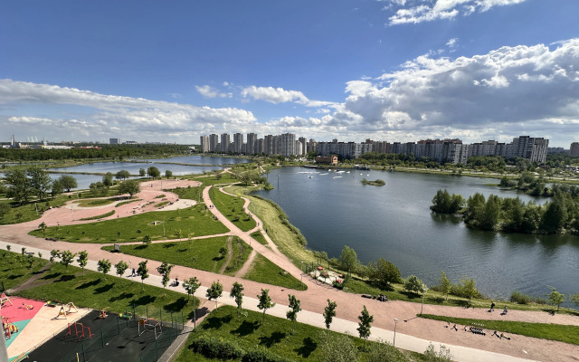 Trekhkomnatnaya U Metro S Vidom Na Park Flat