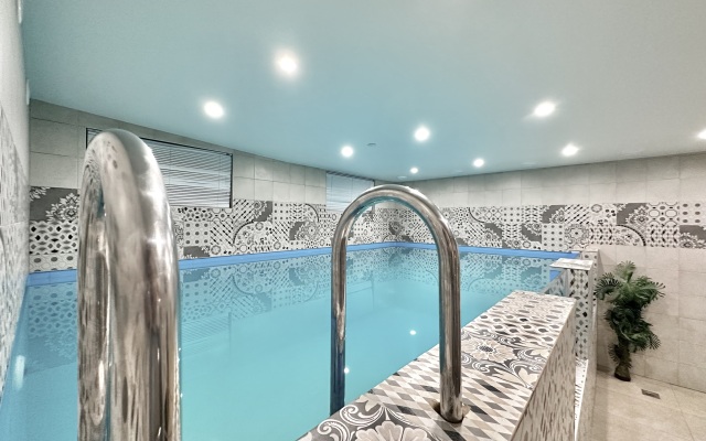 4-Kh Komnatnaya S Basseynom I Saunoy Flat
