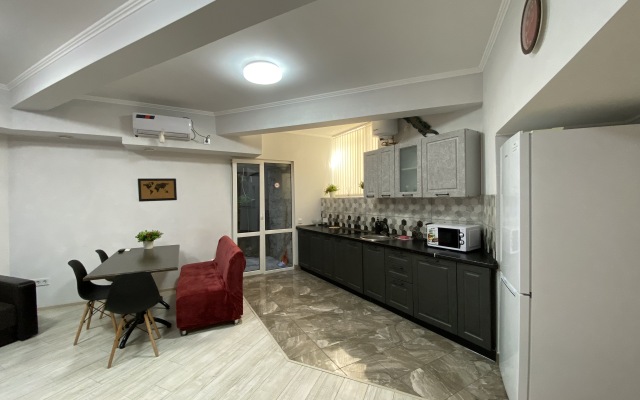 V Tsentre Yalty Apartments