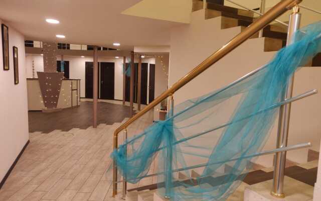 Shree Gopal Gayatri Lok Deluxe Hotel