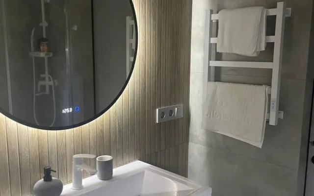 Апартаменты на Набережной 75 (213А)