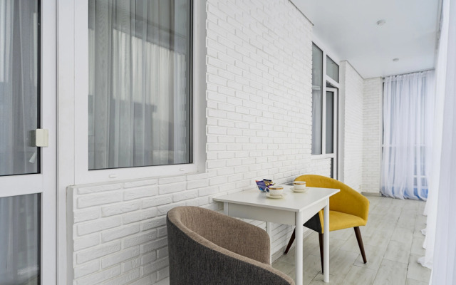 Квартира с Просторной Лоджией с Витражным Остеклением