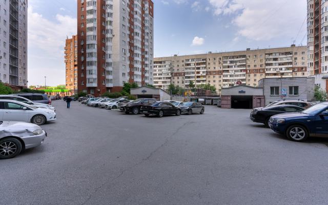 Svetlaya Kvartira V Tsentre Tyumeni Flat